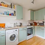 Characterful 1 Bedroom Flat Close To Dlr
