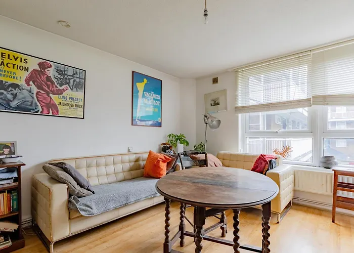Characterful 1 Bedroom Flat Close To Dlr
