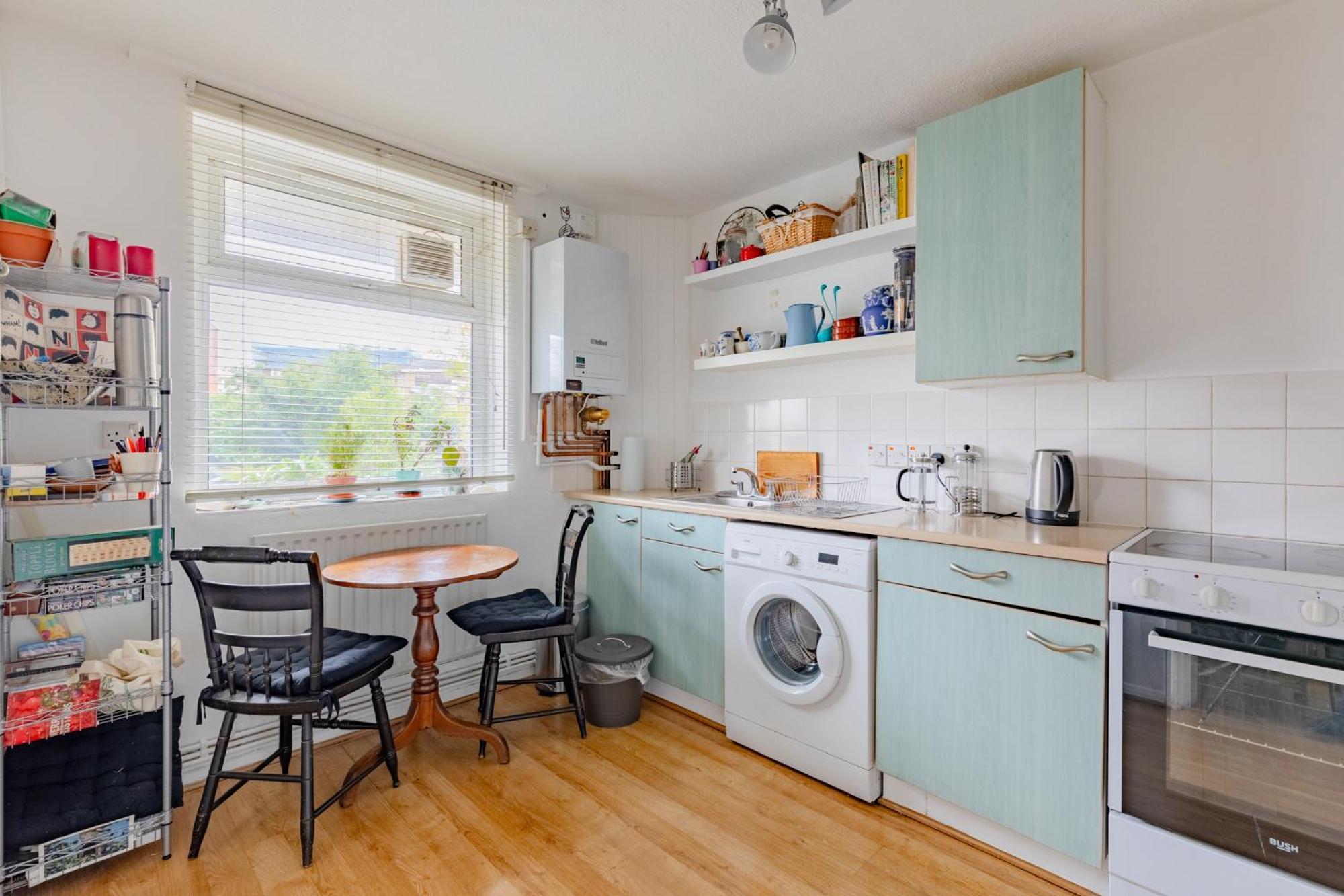 Characterful 1 Bedroom Flat Close To Dlr *