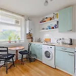 Characterful 1 Bedroom Flat Close To Dlr